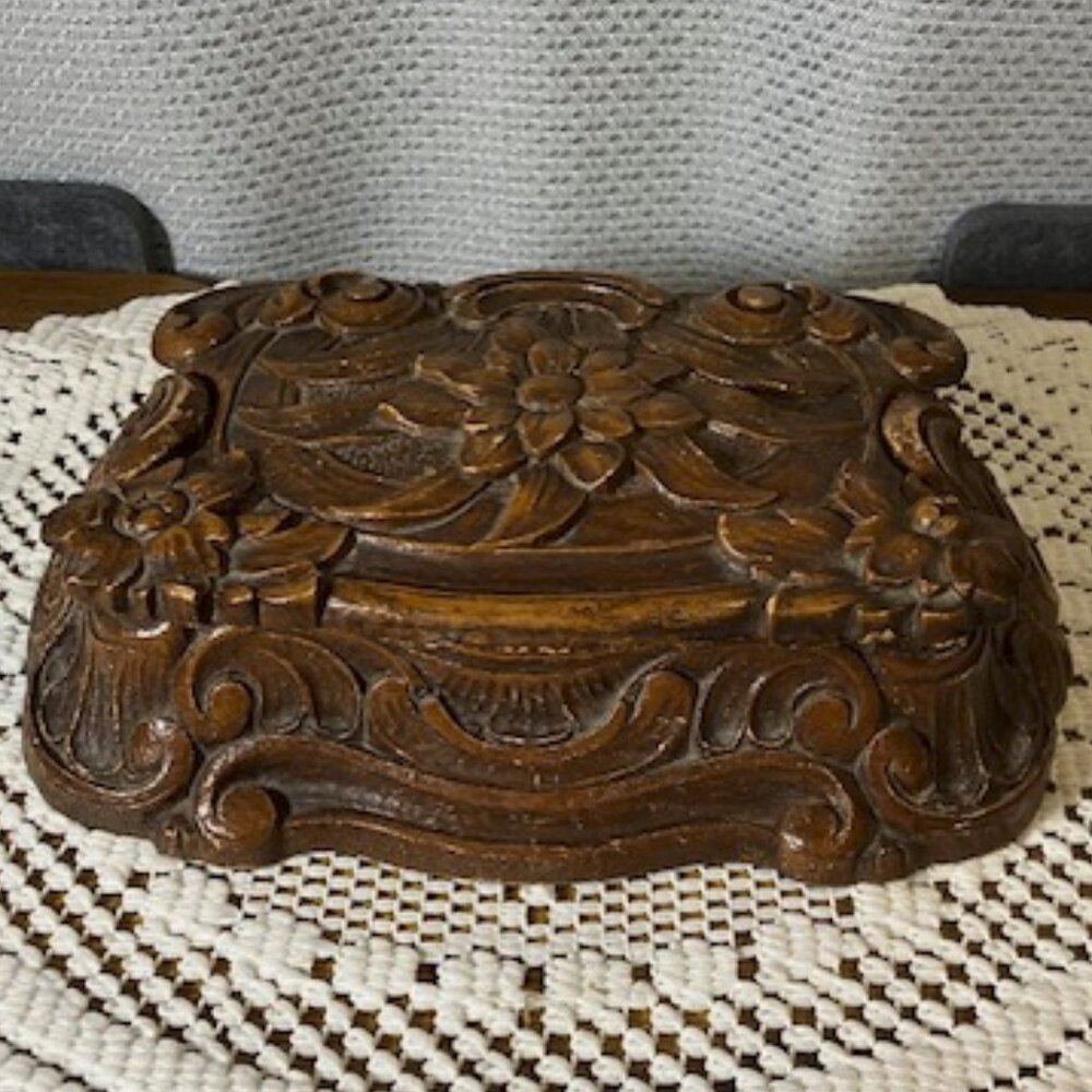 Vintage 1960's Engraved Syroco Wooden Trinket Box Brown Made in‎ the USA
